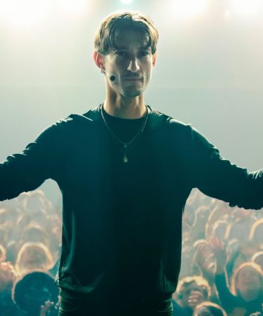 pierre niney dans gourou